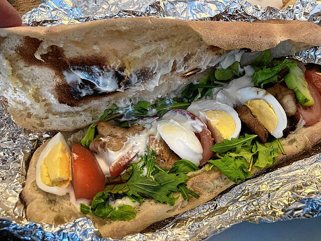 Das Baguette mit Ei, Salat, gegrillter Hähnchenbrust und hausgemachter Mayo.