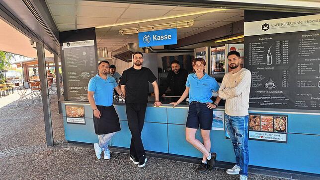 Vor dem Kiosk mit allerlei Snacks, Getränken und Eis: Von links Koch Veysel Erkek, Koch Yasin Yasin Gürgen, Restaurantleiter Dervis ...