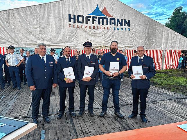Kreisjugendfeuerwehrwart Andreas Zeller (von links) mit den Geehrten: Klaus Welschinger aus Allensbach, Stefan Kempter aus Espasingen, ...
