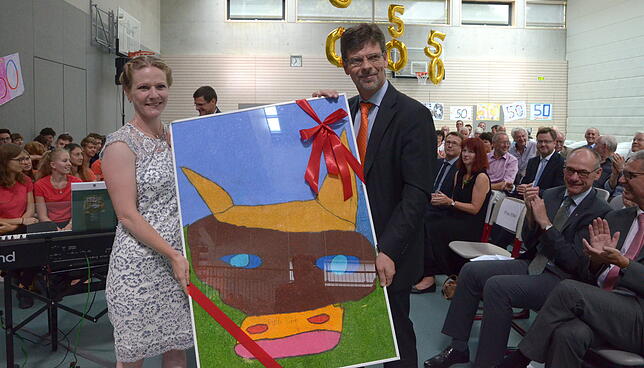 Ein Bild aus der jüngsten Ausstellung in der Stadtgalerie bekommt Veronika Elflein, koordinierende Schulleiterin, von Bürgermeister ...