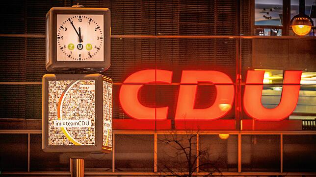 Die Uhr vor dem Konrad-Adenauer-Haus, der Bundeszentrale der CDU, steht auf fünf vor zwölf. Bis in die Nacht hat die CDU-Spitze zum ...
