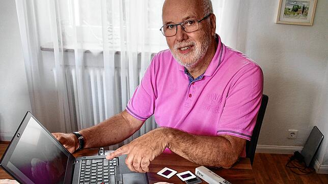 Peter Teubner im Jahr 2021. Seine alten Dias und Filme hat er mit Hilfe einer Spezialkonstruktion digitalisiert. Die Erinnerungsbilder ...