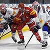 Die Schwenninger Tylor Spink (links) und Boaz Bassen (rechts) attackieren gemeinsam Baragano Inaki von den Rapperswil-Jona Lakers beim ...