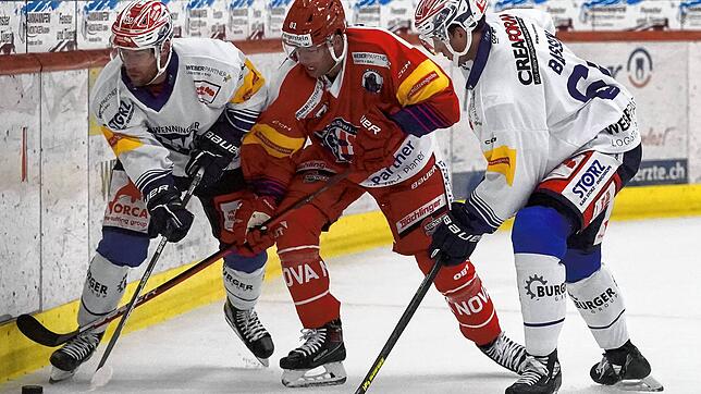 Die Schwenninger Tylor Spink (links) und Boaz Bassen (rechts) attackieren gemeinsam Baragano Inaki von den Rapperswil-Jona Lakers beim ...