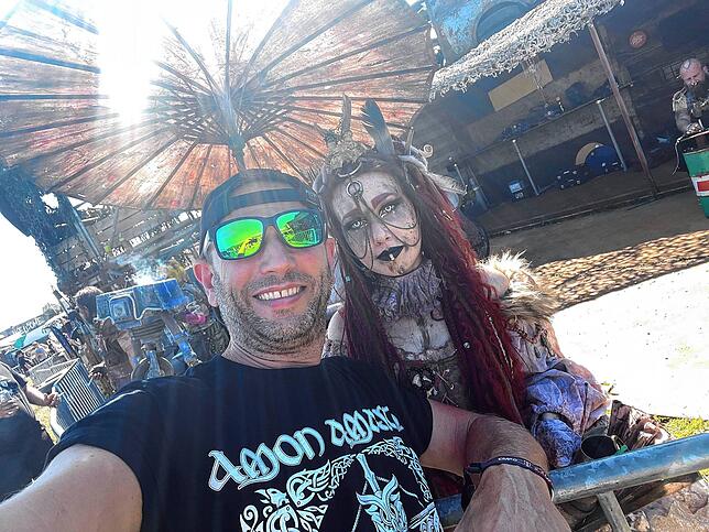 Das ist Wacken pur: Robert Logusan mit einer Mitarbeiterin beim Festival.