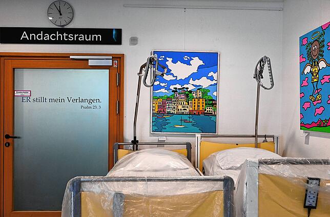 Leere Pflegebetten vor dem Andachtsraum im Helios-Spital. Die Klinik-Seelsorger begleiten Patienten auch entlang der Schwelle zwischen ...