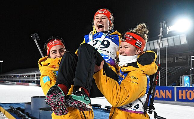 Janina Hettich-Walz wird hier von Vanessa Voigt (links) und Selina Grotian für ihre Silbermedaille gefeiert.