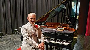 Der Donaueschinger Musiker Sebastian Schnitzer hat sein Genre erweitert und tritt mit einem Klavierkabarett-Programm auf.  Foto: Sabine ...