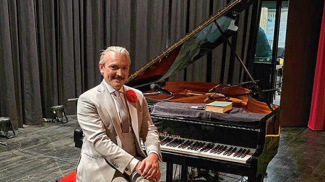 Der Donaueschinger Musiker Sebastian Schnitzer hat sein Genre erweitert und tritt mit einem Klavierkabarett-Programm auf.  Foto: Sabine ...