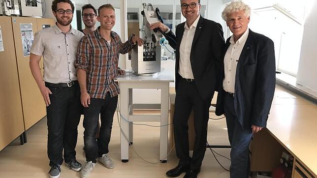 Gute Nachrichten in Sachen Zukunft: Jens Riegger, Tobias Erb und Manuel Frey von Fruitcore beim Besuch von Uli Burchardt und Friedhelm ...