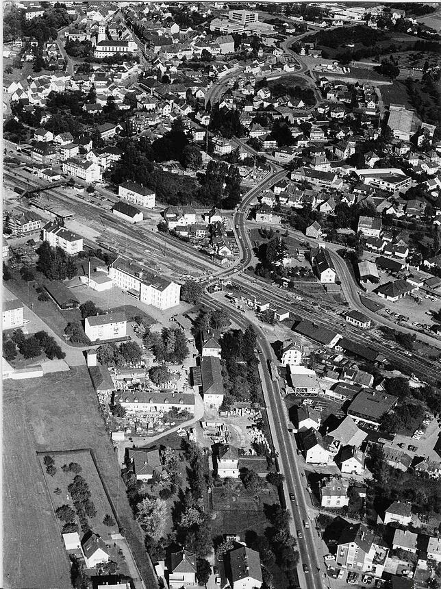 Hier verläuft die Radolfzeller Straße in der Mitte auf den Schiesser-Knoten zu. Das Foto entstand im September 1977.