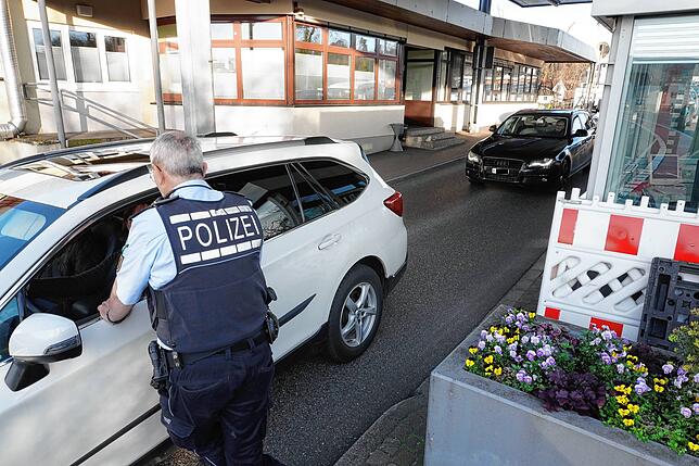 Auch die Landespolizei war am Sonntagnachmittag an der deutschen Grenze im Einsatz.