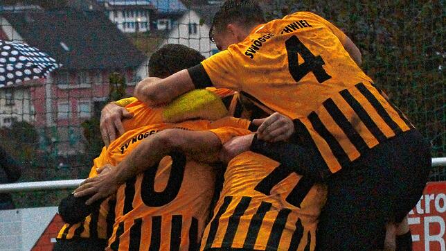 Auswärtssieg: Der SV Nöggenschwiel freut sich über einen 2:1-Erfolg in der Nachholpartie beim SC Lauchringen.