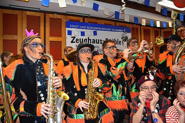 Die Guggämusik Ohrwürmer Fischbach mischt im Zeughaus-Stüble am Oberen Tor bei der Stadtmusik die Stimmung auf