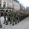 Die Soldaten marschieren aus dem Schlosspark und zurück in die Kaserne.