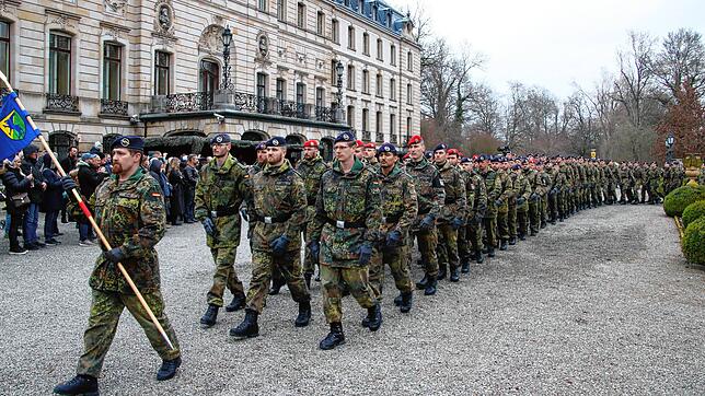 Die Soldaten marschieren aus dem Schlosspark und zurück in die Kaserne.