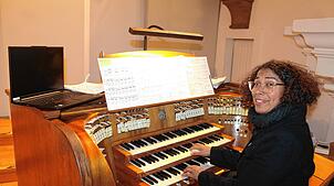 Organistin Patricia Ott bereitet sich in der Kirche St. Johann auf ihren Auftritt vor. Links auf der Orgel steht ein Notebook, auf dem ...