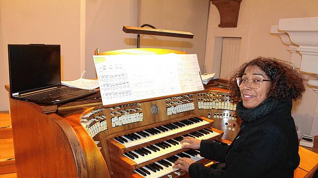 Organistin Patricia Ott bereitet sich in der Kirche St. Johann auf ihren Auftritt vor. Links auf der Orgel steht ein Notebook, auf dem ...