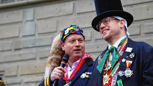 Ist der Narrenvater wirklich bereit für sein neues Amt? Jan Zeitler stellt Achim Friesenhagen vor ein Rätsel – und muss sich schließlich ...