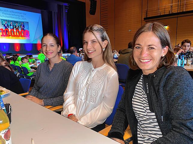 Julika Dotter (von links), Jule Körbel und Lehrerin Elene Lupfer vom Schwarzwald-Gymnasium Triberg.