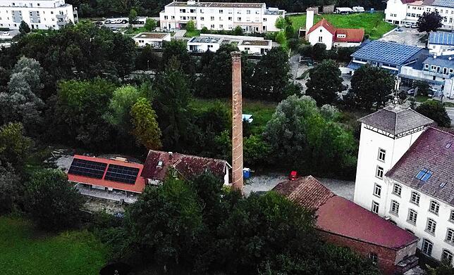 Beim Bild vom Storch von oben war die Höhe, auf der sich der Horst befindet, nicht zu erkennen. Der auf dem Schornstein der Alten Fabrik ...