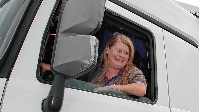 Michaela Honsell fährt gerne mit ihrem Lastwagen durch Deutschland und genießt die Freiheit. Doch aktuell ist ihr Arbeitsalltag alles ...