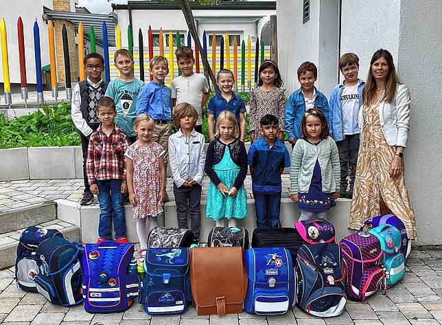 Die Erstklässler der Sernatingen-Schule Ludwigshafen und ihre Klassenlehrerin Katharina Napoletano (nicht auf dem Bild) und Brigitte ...
