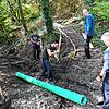 Sie arbeiten am Weg zum Guggenbühl parallel an der Treppe und dem Graben für ein Entwässerungsrohr (von links): Peter Switala, Wolfram ...