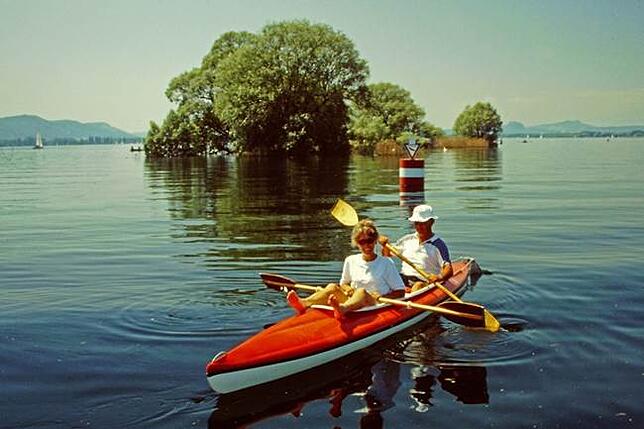 Fröhliche Paddler vor dem Liebesinsele draußen vor der Mettnau: Nur ein Schild auf einer Boje erinnert daran &ndash; hier beginnt das ...