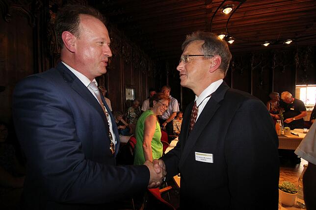 Neu im Gemeinderat für LBU/Die Grünen: Andrej Michalsen (rechts), hier bei der Verpflichtung im Amt durch OB Jan Zeitler