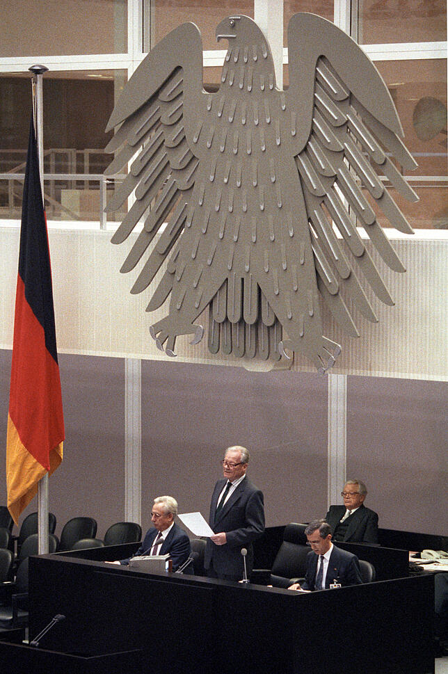 Die konstituierende Sitzung des Deutschen Bundestages im Berliner Reichstag am 20.12.1990 während der Eröffnungsansprache von ...