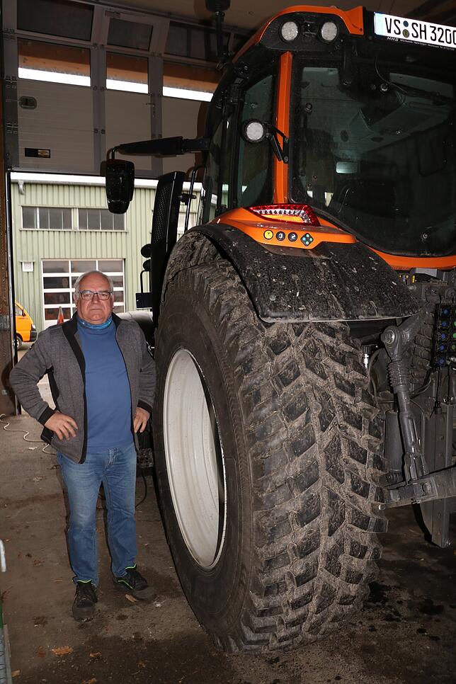Stolze 1,80 Meter Reifendurchmesser weist der neue Bauhoftraktor auf. Da wirkt Bauhofleiter Georg Hirt im Hintergrund, eigentlich fast ...
