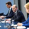 Kanzler Olaf Scholz (Mitte), Berlins Bürgermeisterin Franziska Giffey und Nordrhein-Westfalens Ministerpräsident Hendrik Wüst haben neue ...
