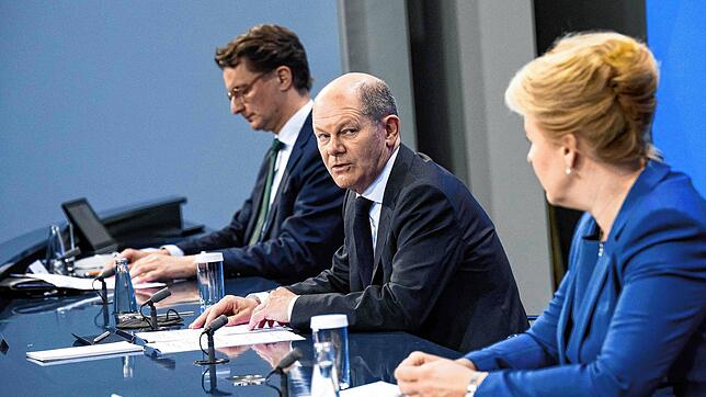Kanzler Olaf Scholz (Mitte), Berlins Bürgermeisterin Franziska Giffey und Nordrhein-Westfalens Ministerpräsident Hendrik Wüst haben neue ...