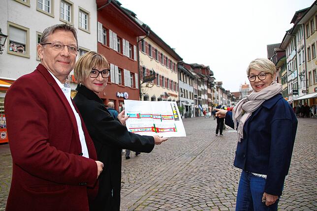 Bei ihnen laufen die Fäden für den Waldshuter Weihnachtsmarkt zusammen (von links): Christian Straub, Sylvia De Paola und Petra Weber ...