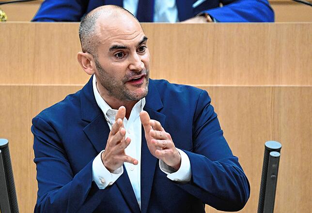 Anzug statt Uniform: So kennt man Danyal Bayaz normalerweise – bei politischen Debatten im Landtag.