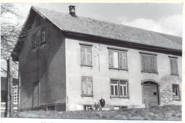 Von 1896 bis 1909 gehört das landwirtschaftliche Anwesen Alfred Klingele, der es an Karl Hauss verkauft. In den 50er Jahren erwirbt die ...