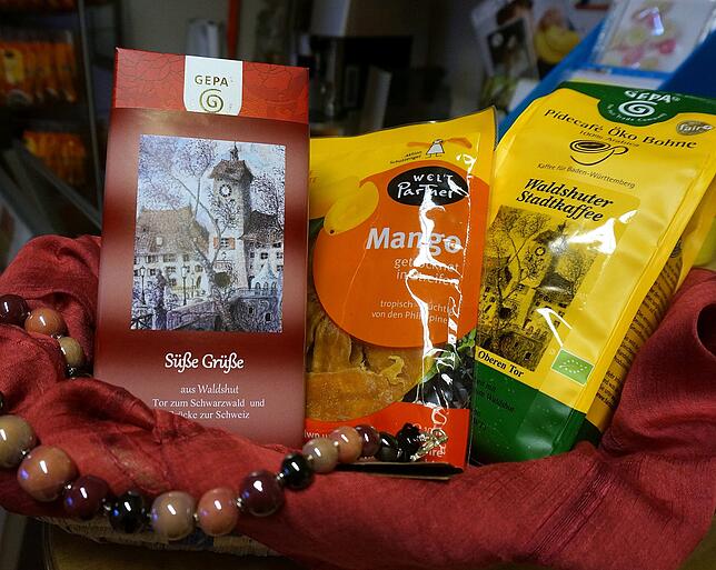 Faire Waren mit „Gesicht“: Hinter getrockneten Mangos, Pídecafé und Kazuri-Perlenschmuck stehen interessante Geschichten, ...