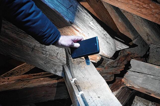 Morsches Gebälk, befallen vom Hausschwamm, wird auf dieser Aufnahme im Dachstuhl der katholischen Pfarrkirche Waldshut angeleuchtet. ...