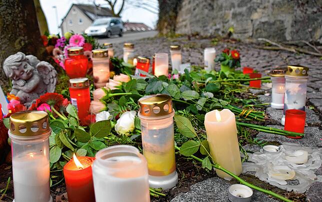 Die Gedenkstätte für Sabrina P. am Stockacher Stadtwall wächst. Ihr Tod entsetzt Menschen weit über die Stadtgrenzen hinaus.