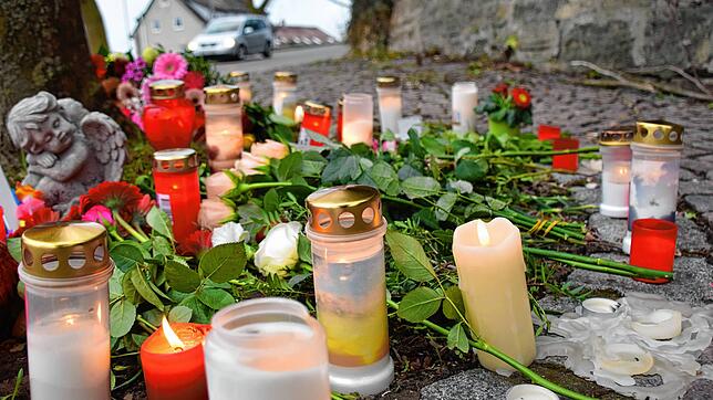 Die Gedenkstätte für Sabrina P. am Stockacher Stadtwall wächst. Ihr Tod entsetzt Menschen weit über die Stadtgrenzen hinaus.