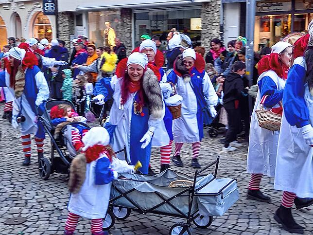 Alt und jung haben bei den Glonkis beim Umzug am Fasnetmentig viel Spaß miteinander.