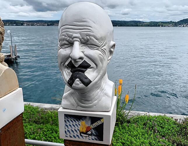 Diese Skulptur zeigt Bundeskanzler Olaf Scholz.