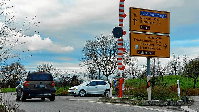14 Absperrschranken wurden in der vergangenen Woche an den Auf- und Abfahrten der B31 zwischen Überlingen und Uhldingen-Mühlhofen (hier ...