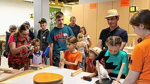 Mit einer Fräse können die Besucher der Job4you, der Berufsmesse der Gemeinschaftsschule Mönchweiler, am Stand der Schreinerei Flaig ...