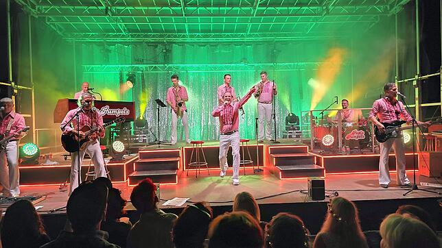 Die Schlagerband Papi‘s Pumpels aus Stockach haben mit einem dreieinhalbstündigen Flower-Beach Konzert das viertägige ...
