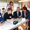 Keine optische Täuschung: Landtagsabgeordneter Klaus Hoher (FDP), Achtklässler Samuel, die kommissarische Schulleiterin Rebecca ...