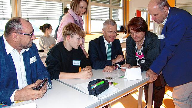 Keine optische Täuschung: Landtagsabgeordneter Klaus Hoher (FDP), Achtklässler Samuel, die kommissarische Schulleiterin Rebecca ...