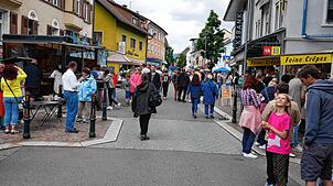 Gut besucht, aber nicht überfüllt: Die Wehrer Hauptstraße beim Frühlingsmarkt 2022.