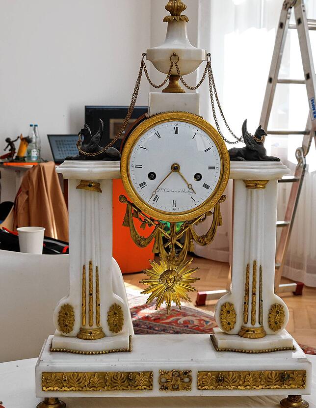 Stammt eine Kaminuhr wie diese aus dem frühen 19. Jahrhundert und sticht in Design und Mechanik hervor, kann man einen guten Preis ...